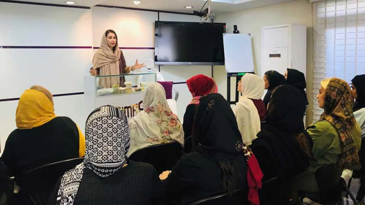 آموزشگاه آرایشگری دترلند