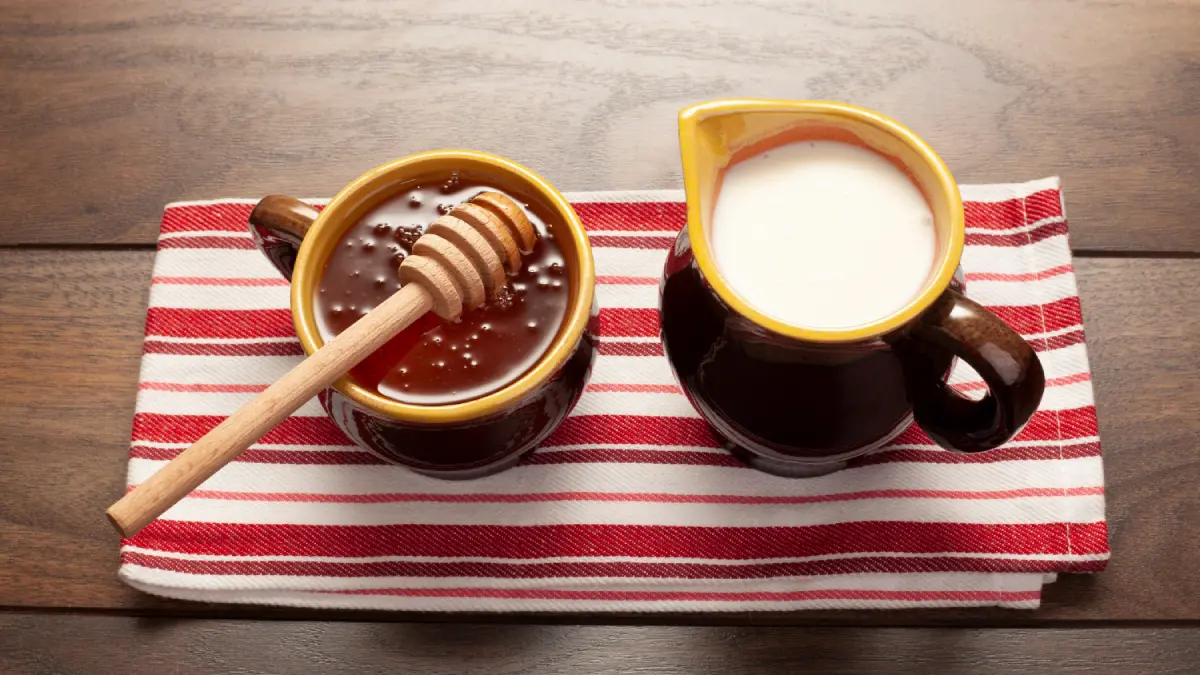شیر گرم با عسل و دارچین برای بچه سرما خورده