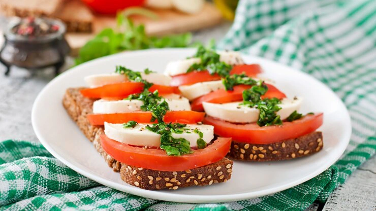 نان و پنیر با خیار و گوجه‌فرنگی